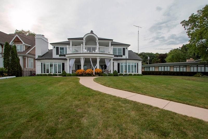 1st image of 911 Bayview Dr