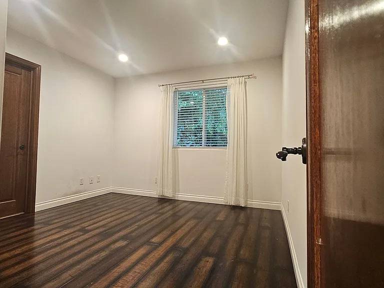 4940 Dobkin Ave — Photo 16
