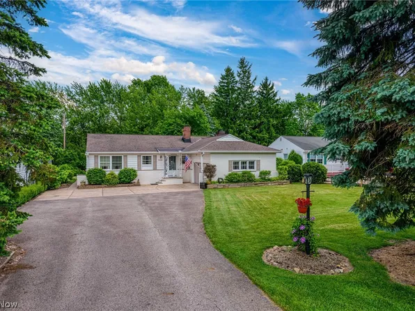 1985 Som Center Rd, Gates Mills, OH 44040