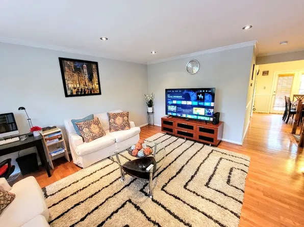 725 Herndon Woods Ct, Herndon, VA 20170