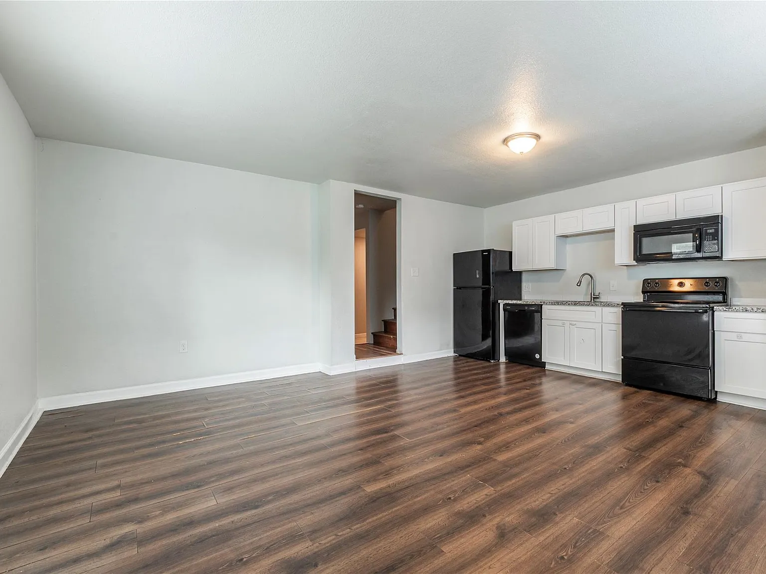 2 bed, 1.0 bath, 2358 sqft, $1,250 — Photo 4