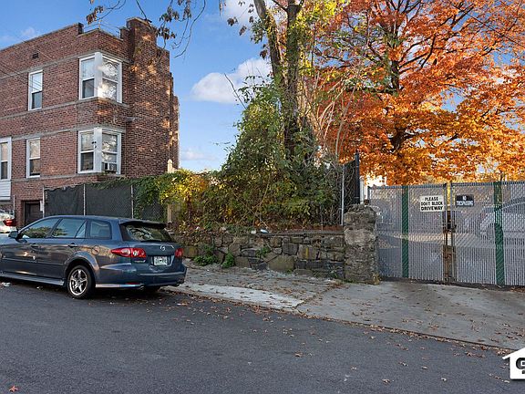 5th image of 724 E 235th St