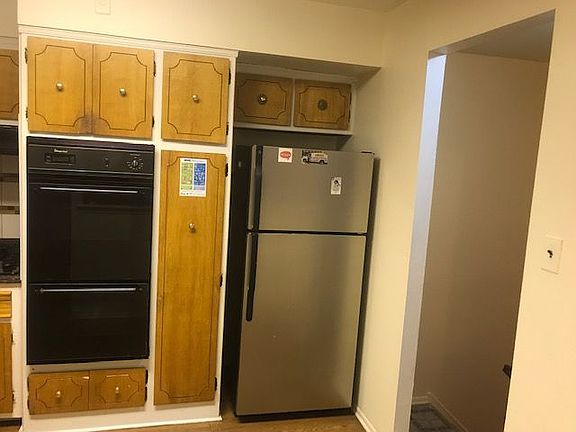 2nd image of 928 E 86th St #2