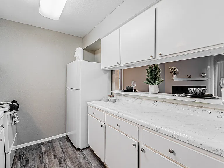 Thorn Manor Apartments — Photo 13