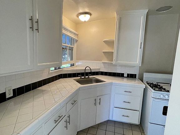 3rd image of 5935 Cahuenga Blvd APT C