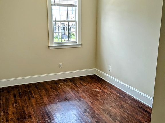2nd image of 1302 W Clay St