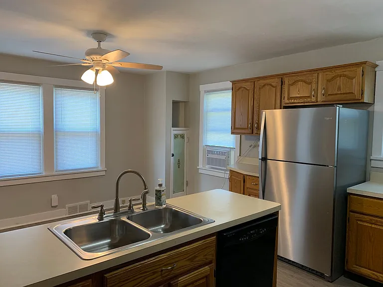 344 Clarence St — Photo 9