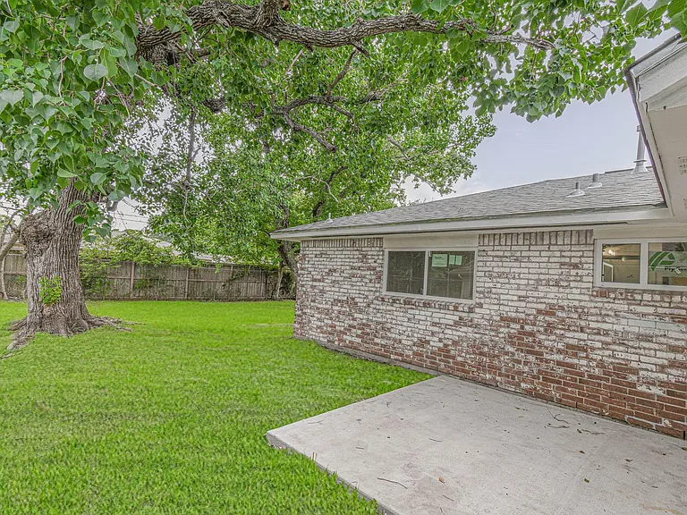 5003 Denoron Dr — Photo 2
