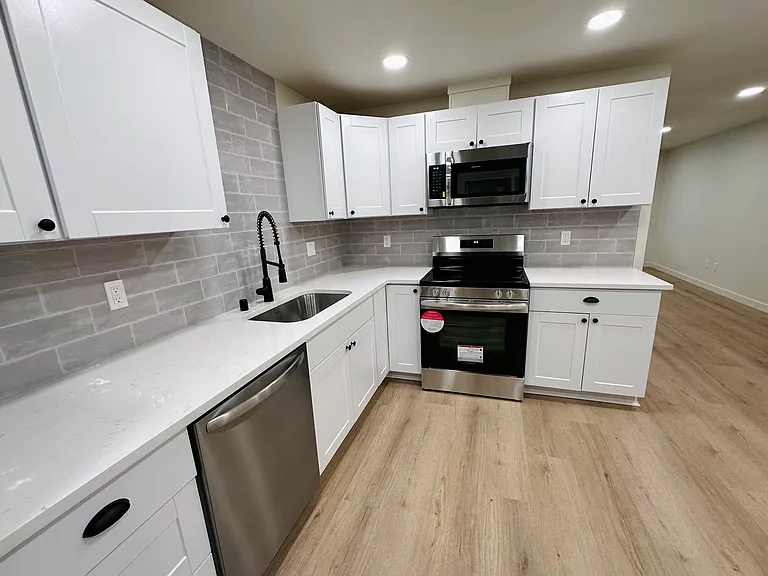 1016 W 23rd St — Photo 5