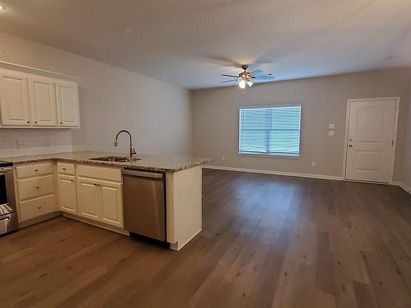 4th image of 912 Grand Teton Dr