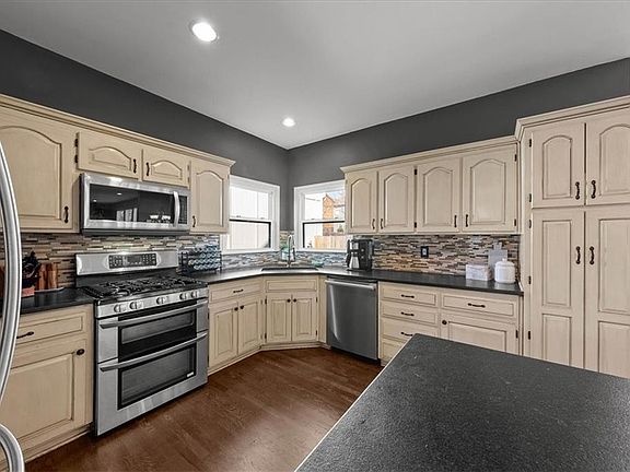 3rd image of 8908 W 126th St