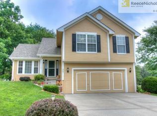 301 Woodhaven Dr, Smithville, MO 64089