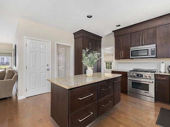 4th image of 250 Larchwood Dr