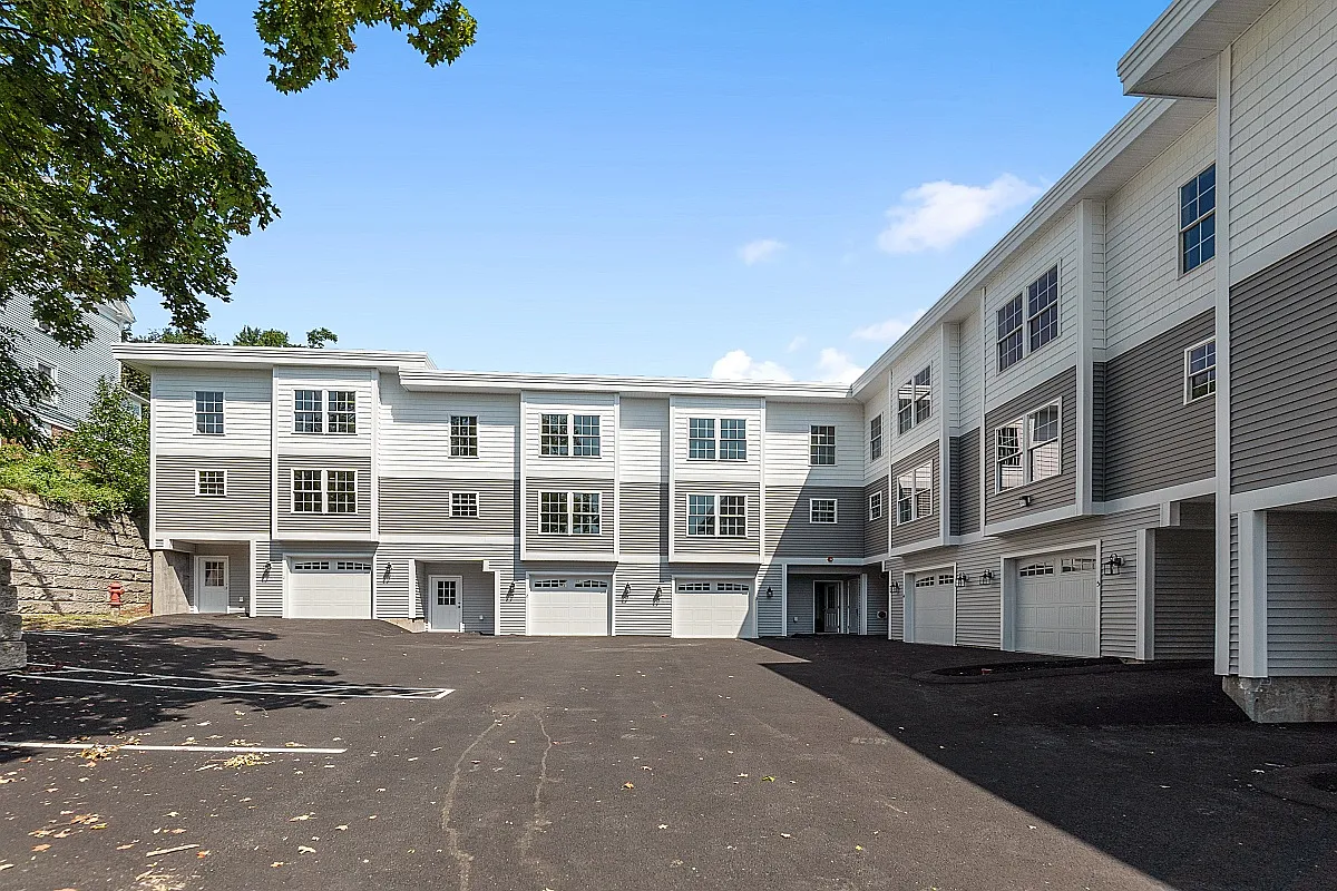 2 bed, 1.5 bath, 1700 sqft, $2,000 — Photo 1