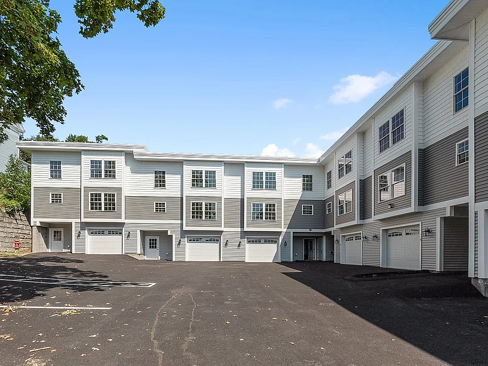 44 Crescent St #2