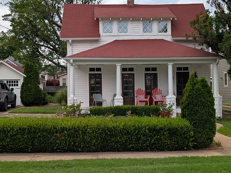 212 SW C St — Photo 1