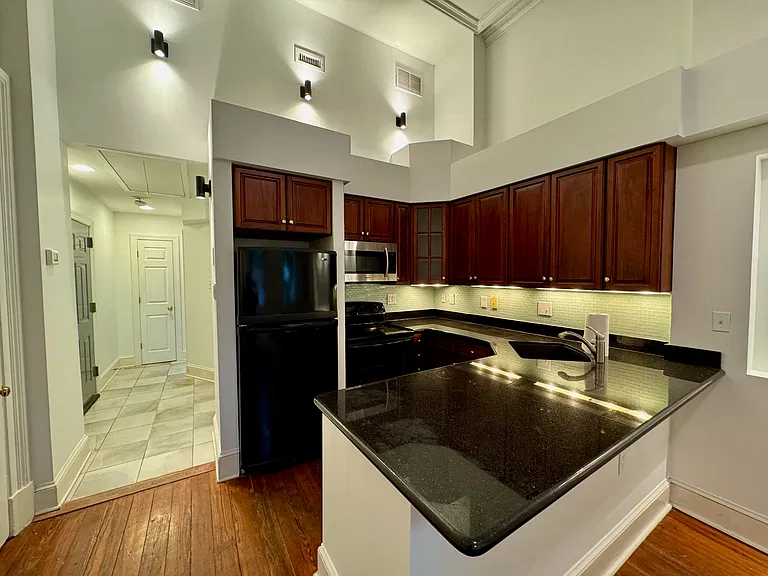 318 Bainbridge St #B — Photo 3