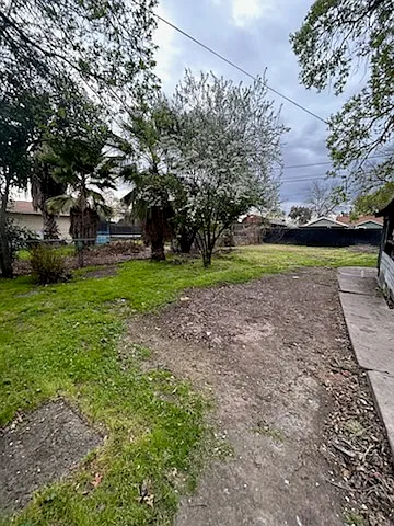 2112 E Webb St — Photo 2