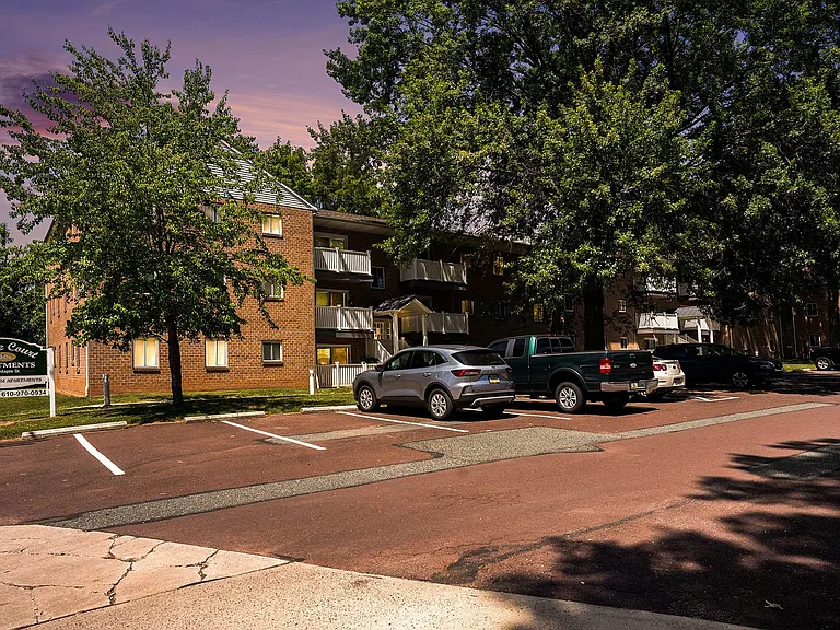 Maple Court Apartments — Photo 43