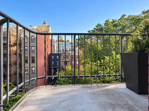 201 E 12th St, New York, NY