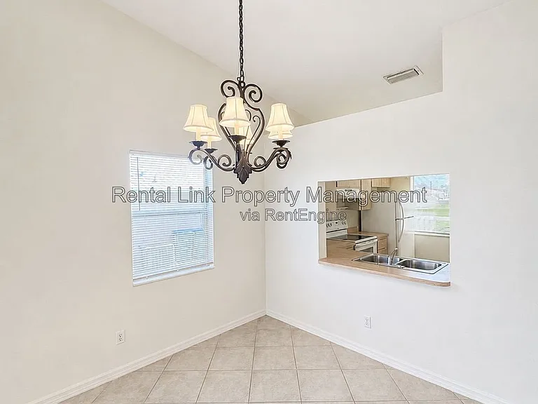 320 SW 3rd Pl #4 — Photo 8