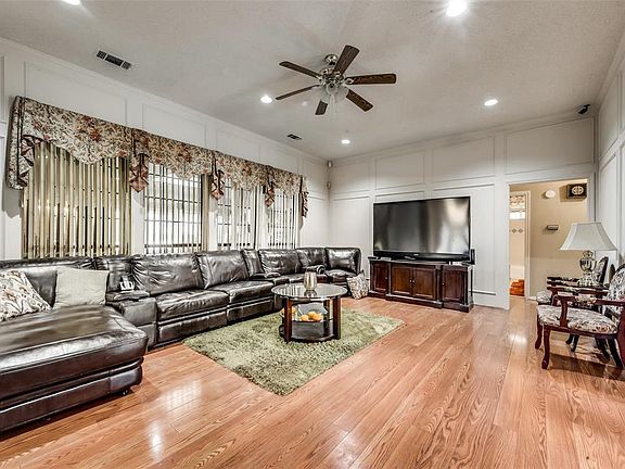 4th image of 605 Hidden Brooke Dr