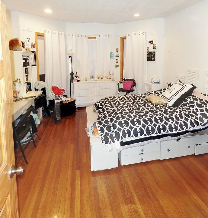 2nd image of 25 Gibbs St #Three