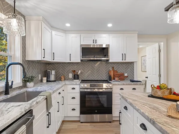 420 Queen Lake Rd, Phillipston, MA 01331