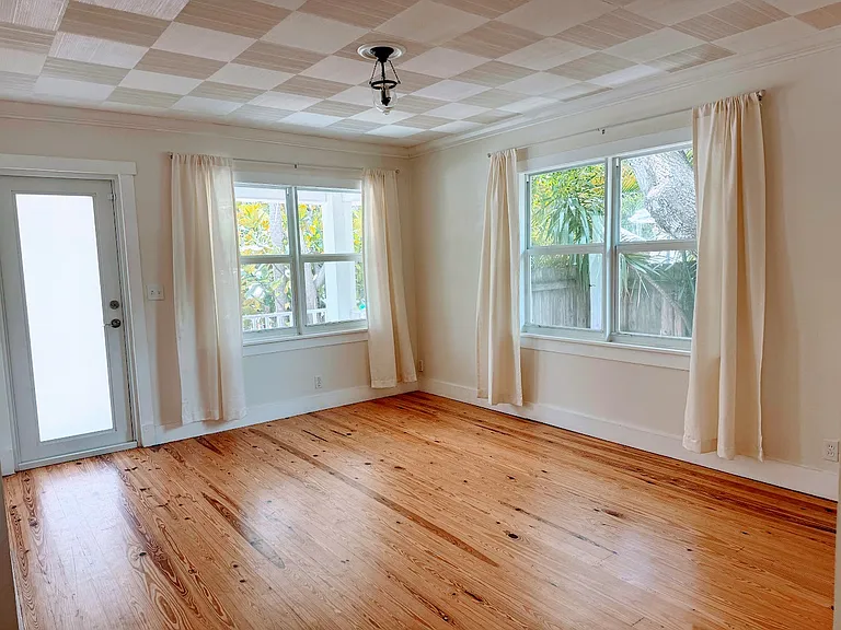 221 S M St — Photo 3