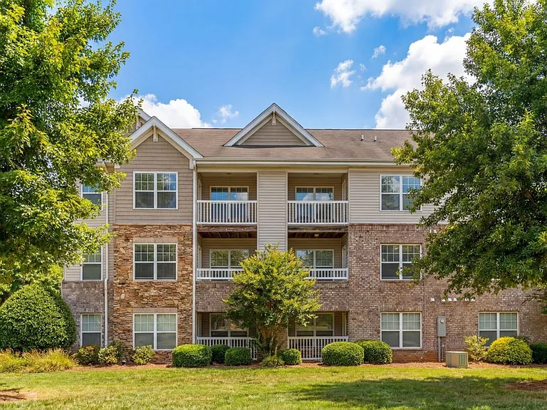 Stratford at Hillcrest Apartments Daytime
