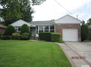 22 Trafalgar Sq, Valley Stream, NY 11581