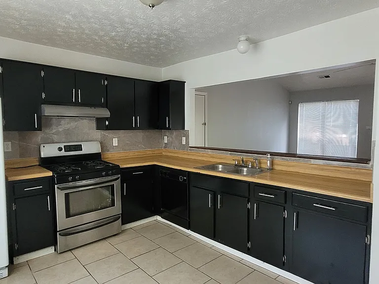 1217 Lakeview Xing — Photo 5