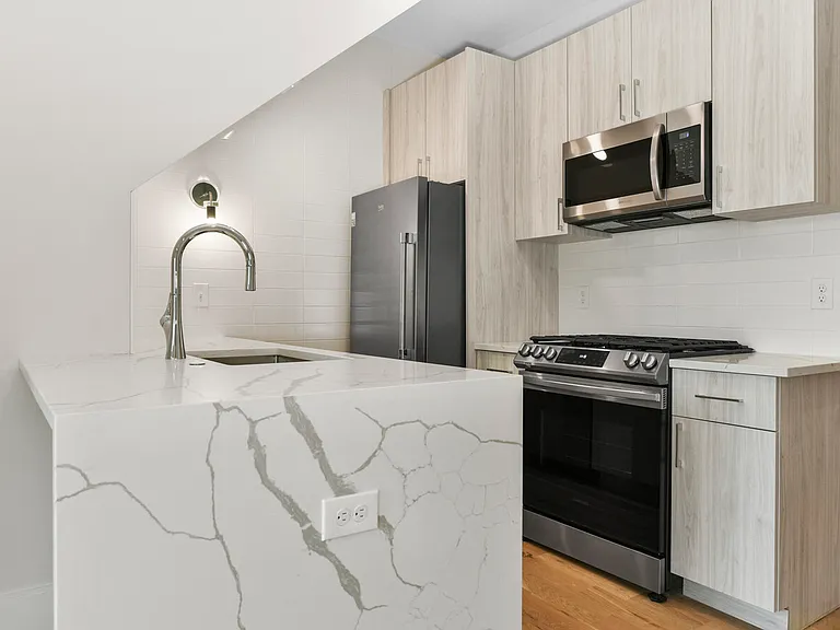 198 Maverick St #3 — Photo 2