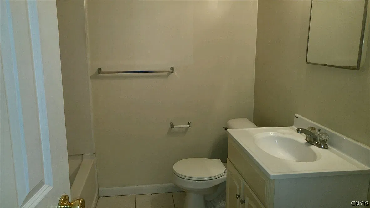 2 bed, 1.0 bath, 13216 sqft, $1,300 — Photo 4