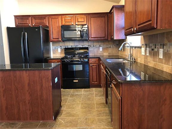 3rd image of 932 Whitewing Ln