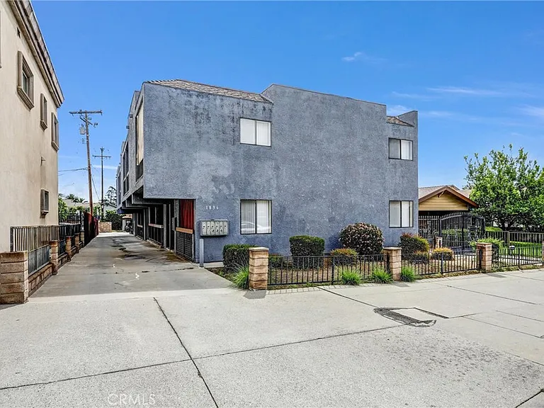 1836 N Allen Ave — Photo 2