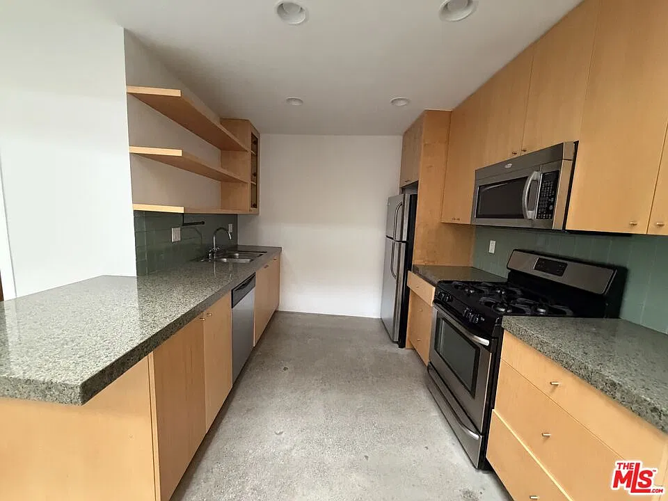 Studio, 1063 sqft, $3,672 — Photo 4