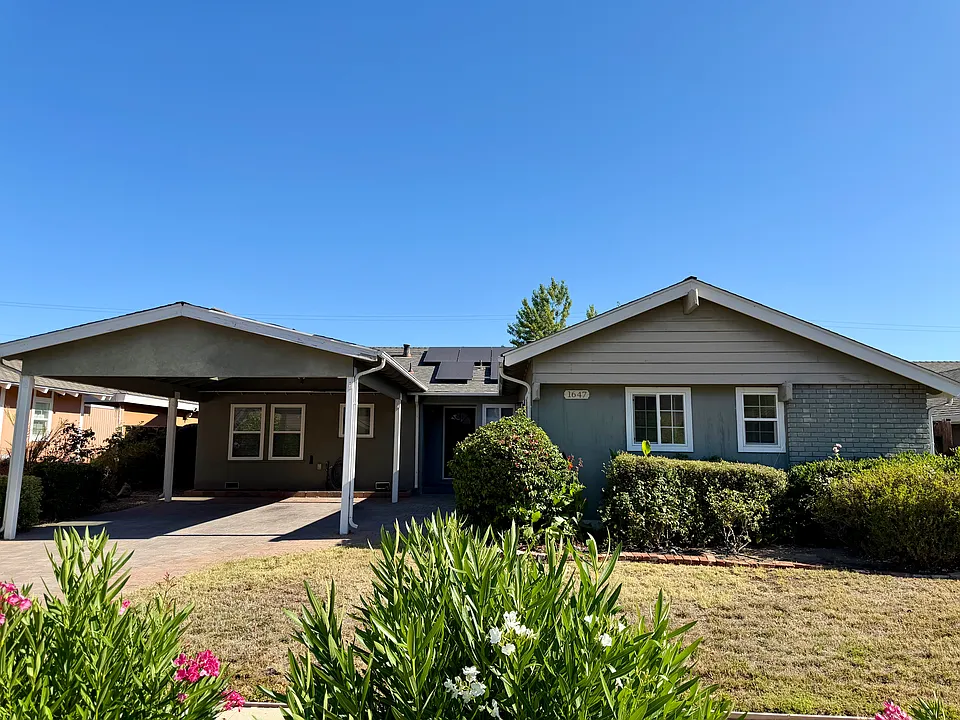 1647 Hyacinth Ln