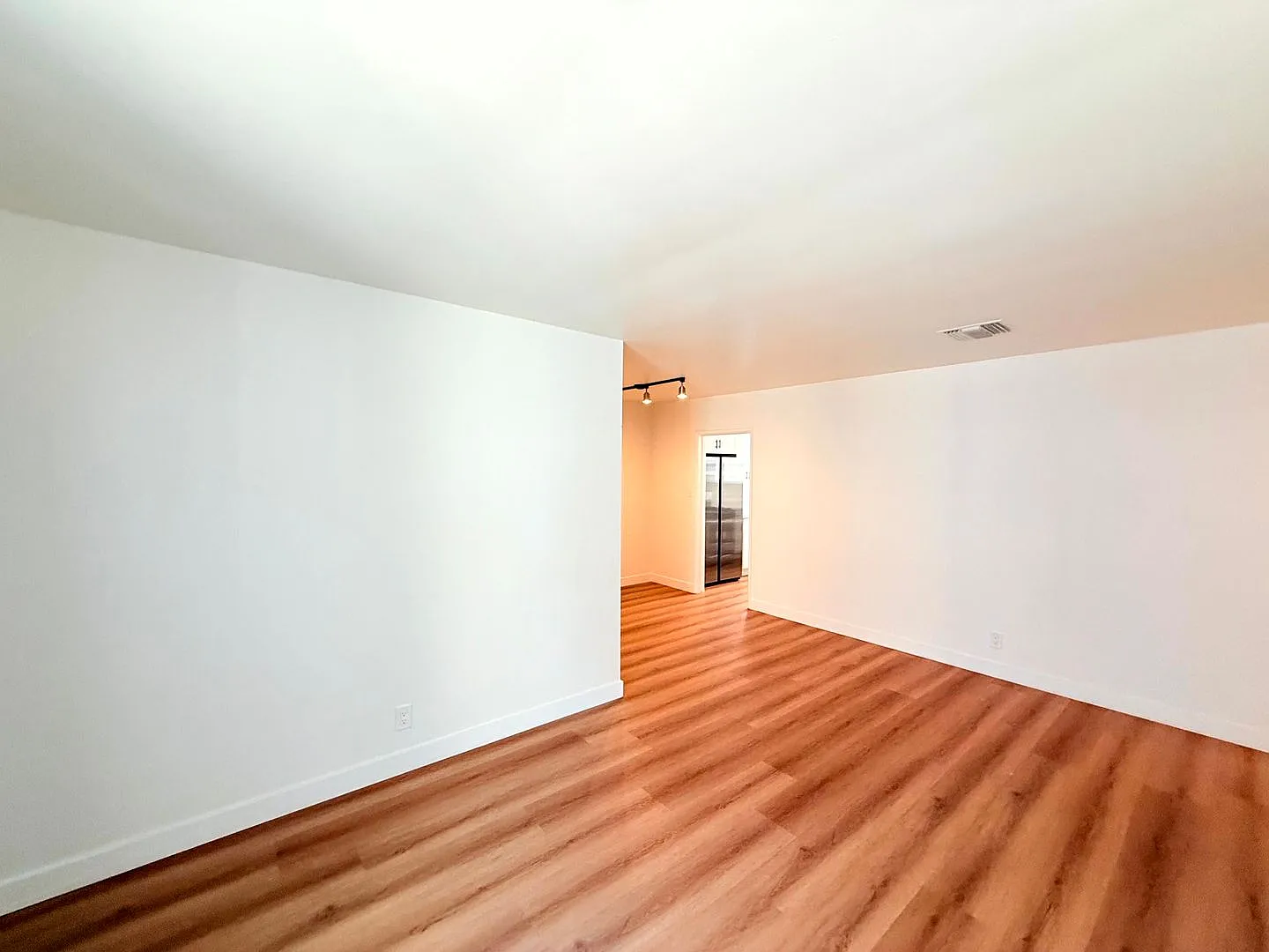 Spacious modern 1 bed - 1 bath unit with Washer/Dryer and Parking in prime Studio City ! — Photo 3
