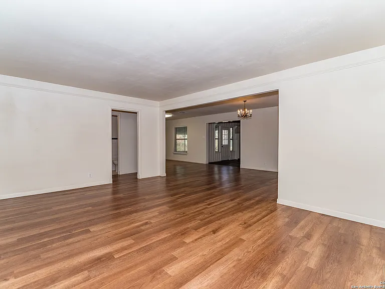339 E Nottingham Dr — Photo 2