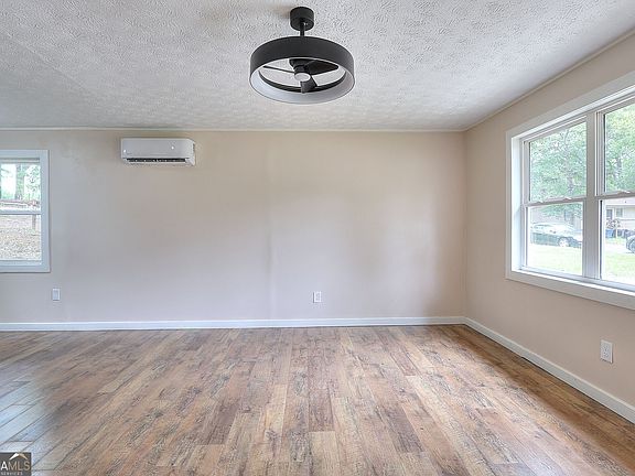 3rd image of 21 Duke Cir