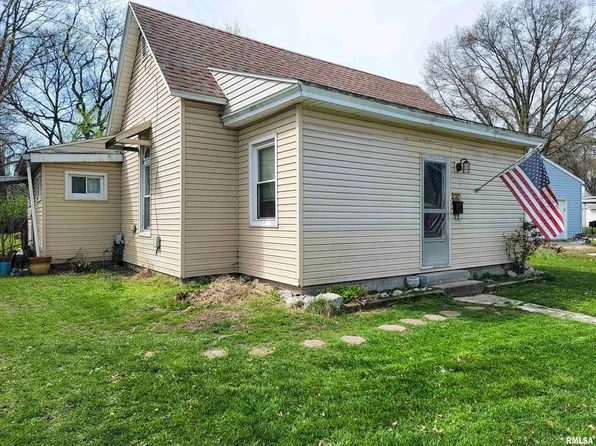 431 N Olive Rd, Flora, IL 62839