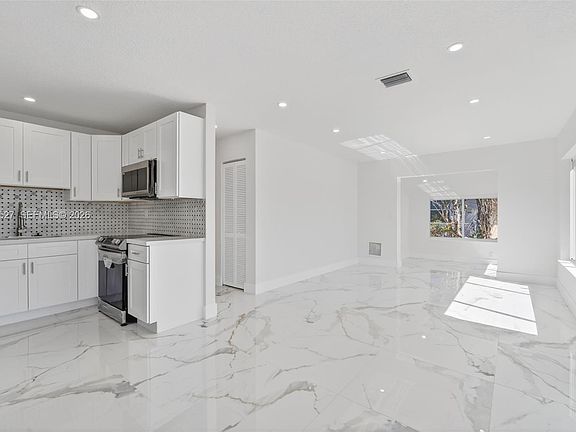 4th image of 649 NW 20th Ct