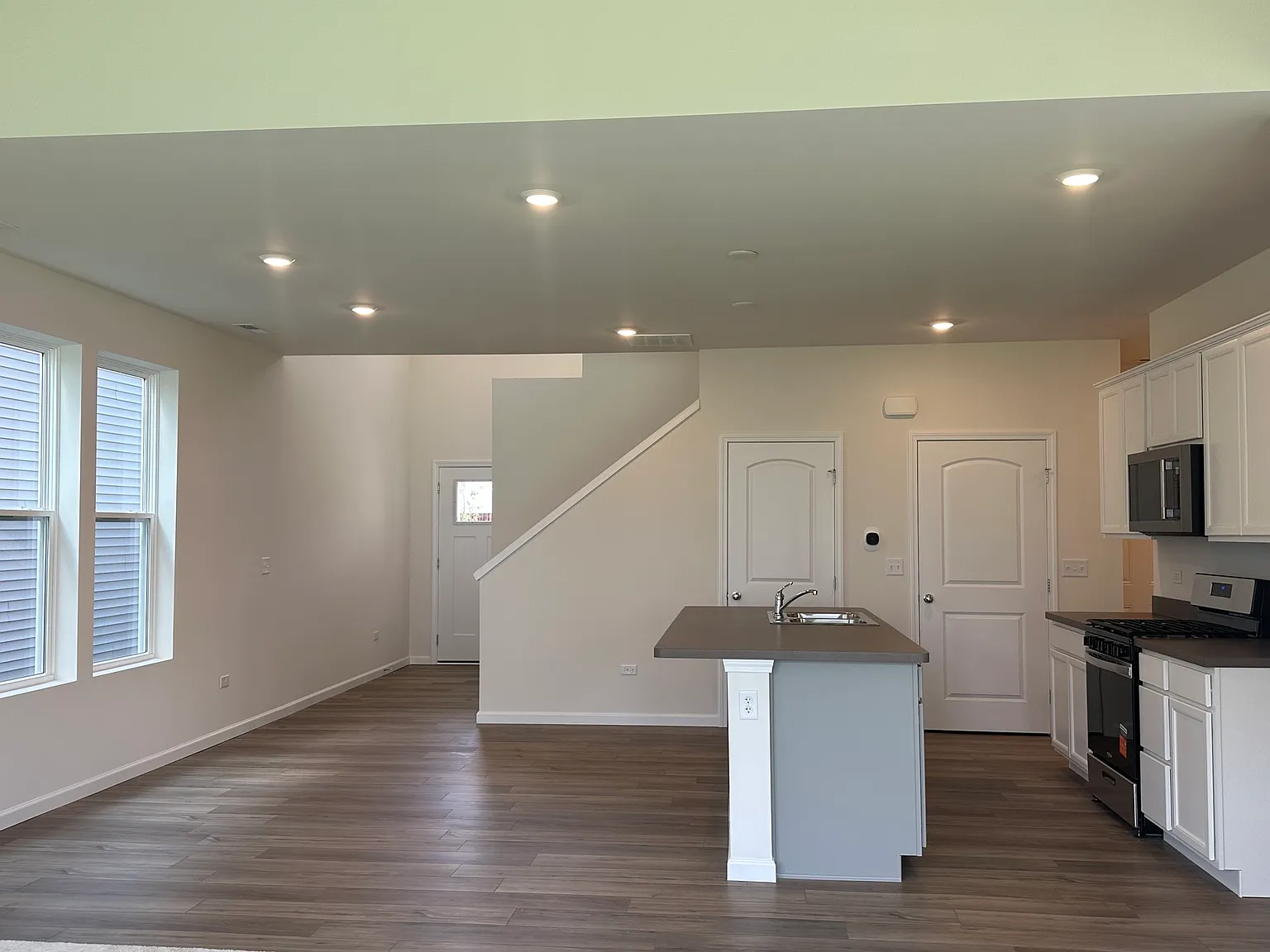 3 bed, 2.5 bath, 2104 sqft, $3,700 — Photo 2