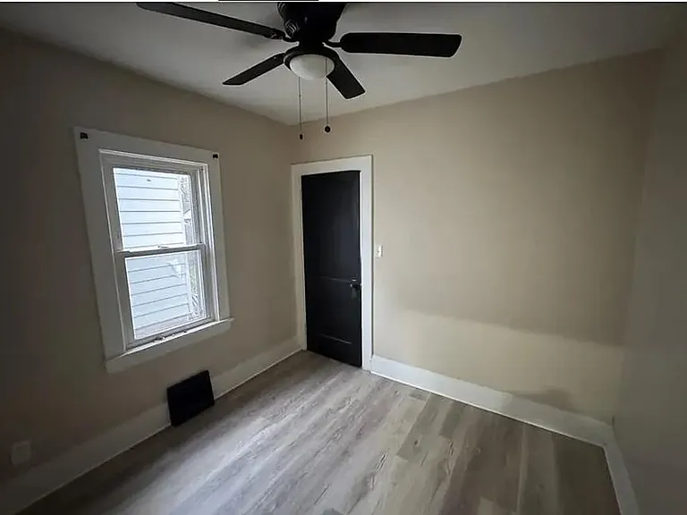 14910 Kingsford Ave — Photo 8