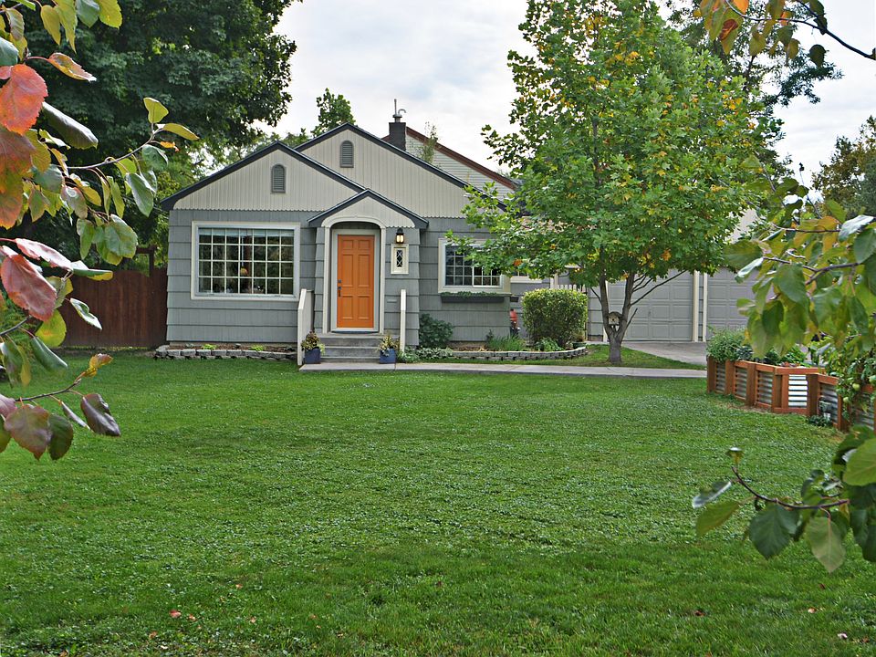Beautiful large front yard