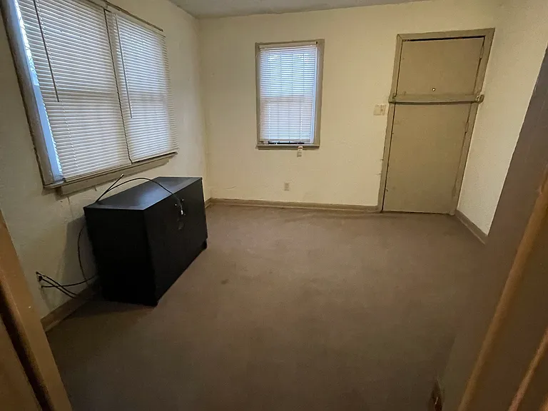 637 Vermont St — Photo 12