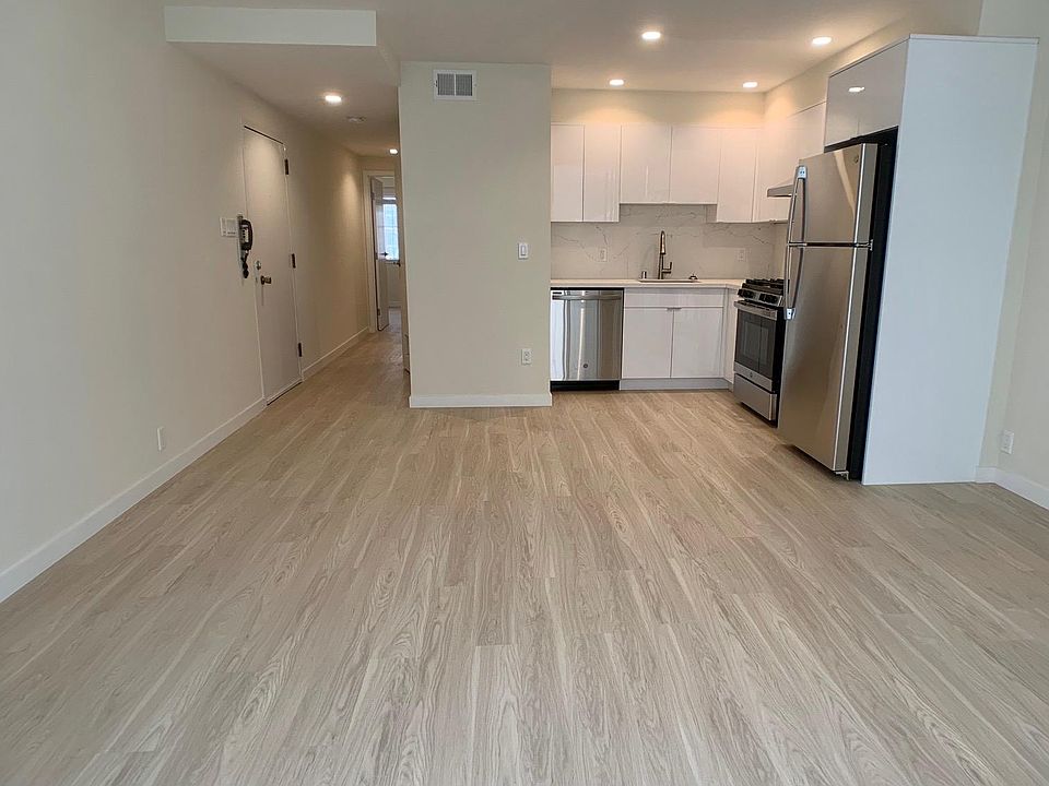 1st image of 27 Stone St #27
