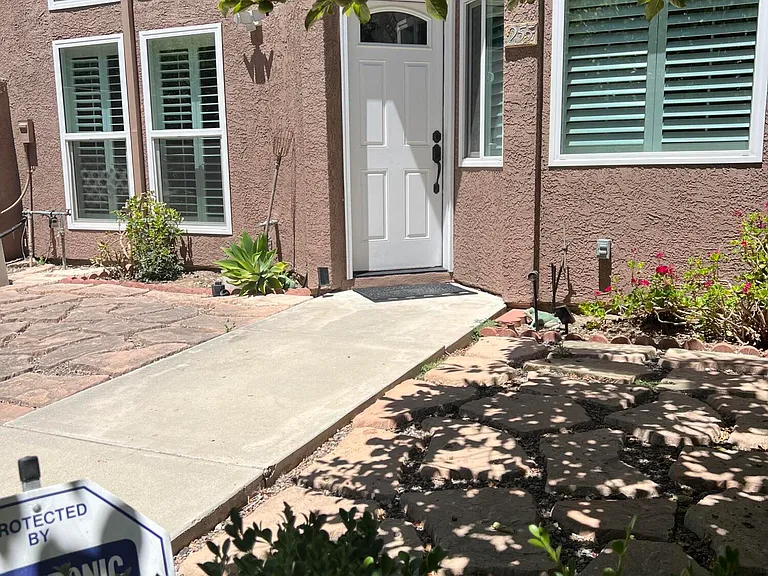 255 N Skyline Dr — Photo 2