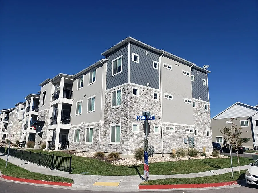 3 bed, 1272 sqft, $1,595 — Photo 2